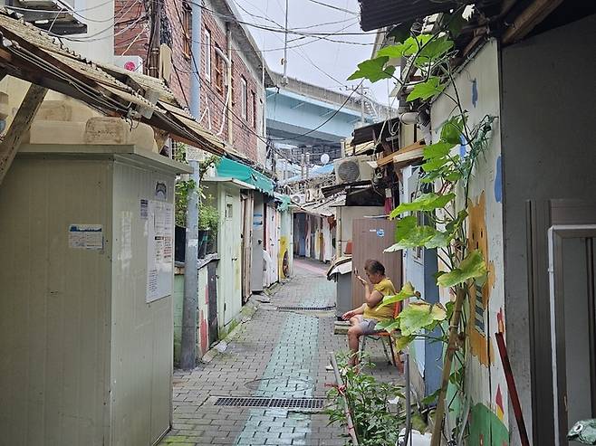 폭염주의보가 내린 지난 29일, 영등포 쪽방촌 주민이 방 밖으로 나와 더위를 식히고 있다. [사진=지혜진 기자]