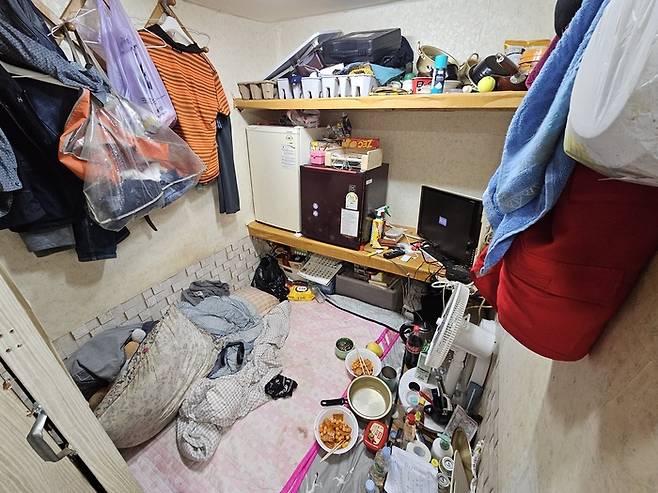 지난해 8월부터 돈의동 쪽방촌에 거주하고 있는 김대현 씨(47), 김별 씨(50) 부부의 방. 창문조차 없는 2.5평짜리 방에 있는 유일한 냉방기기는 뚜껑이 떨어진 지 오래된 선풍기 한 대다. [사진=지혜진 기자]