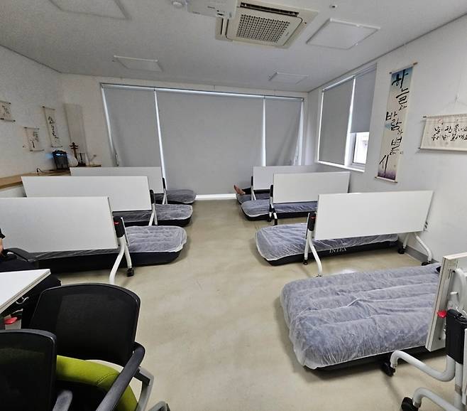 돈의동쪽방상담소 4층의 무더위쉼터에는 에어컨과 간이침대 7개가 설치돼 있다. 쪽방촌 주민이 누워서 휴식을 취하는 모습. [사진=지혜진 기자]