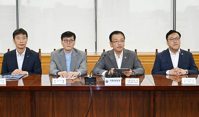 한국은행은 1일 오전 서울 중구 은행회관에서 거시경제금융회의가 열렸다고 밝혔다. 왼쪽부터 이복현 금융감독원장, 이창용 한은 총재, 최상목 경제부총리 겸 기획재정부 장관, 김병환 금융위원장<사진=한국은행>