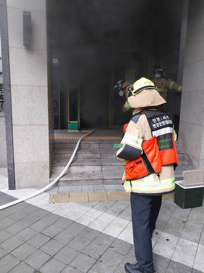 1일 오전 인천시 서구 청라동 한 아파트 지하 1층 주차장에서  전기차 화재로 추정되는 불이 나 소방관들이 진입하고 있다. <인천소방본부>