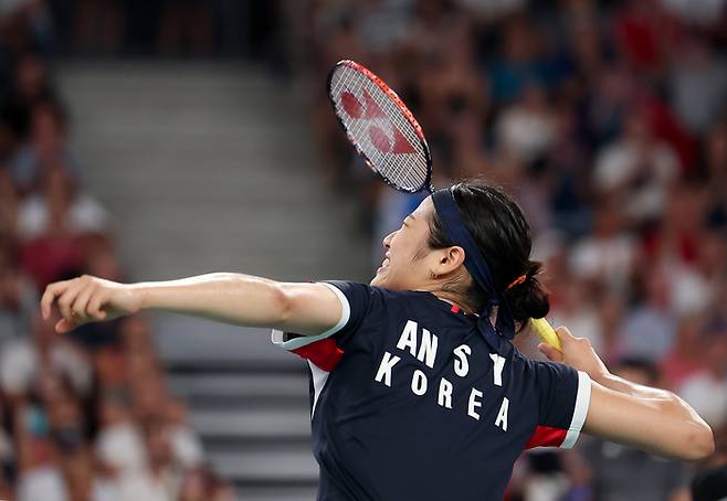 1일(한국시간 기준) 프랑스 파리 포르트드라샤펠 경기장에서 열린 2024 파리 올림픽 배드민턴 여자 단식 조별 예선 2차전에서 안세영이 승리를 거둔 후 기뻐하고 있다. [사진 = 연합뉴스]