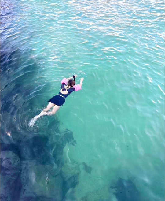 송가인은 핑크색 부력재킷과 스노클링 장비를 착용한 채 물놀이를 즐기고 있다.사진=송가인 SNS