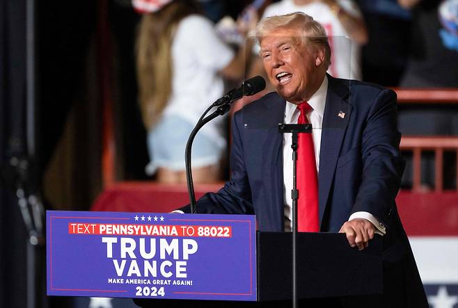 31일(현지시간) 미국 펜실베이니아주 해리스버그의 뉴홀랜드 아레나에서 열린 유세에서 공화당 대선 후보인 도널드 트럼프 전 대통령이 연설하고 있다. [AFP]