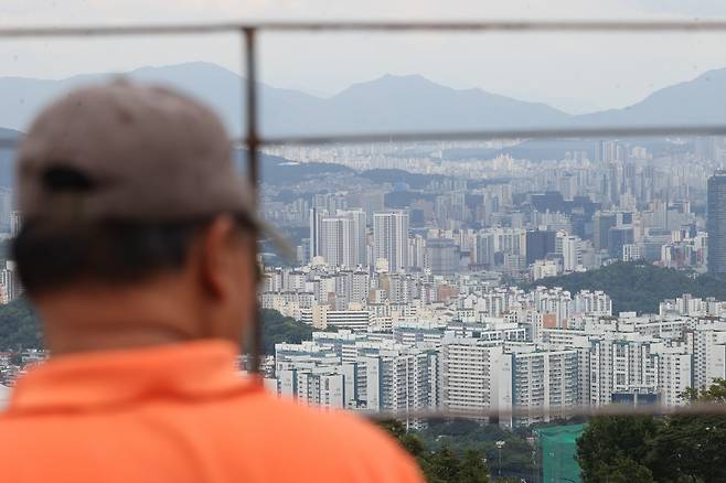 서울 남산에서 바라본 시내 아파트 모습. [연합]