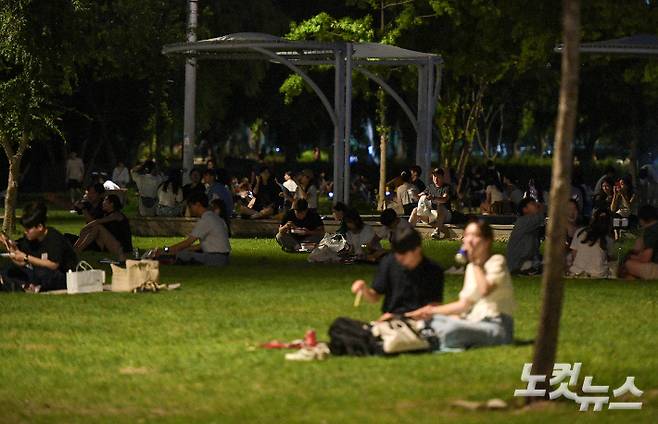 '밤에도 찐다' 열대야에 야외에서 더위를 식히는 시민들. 박종민 기자