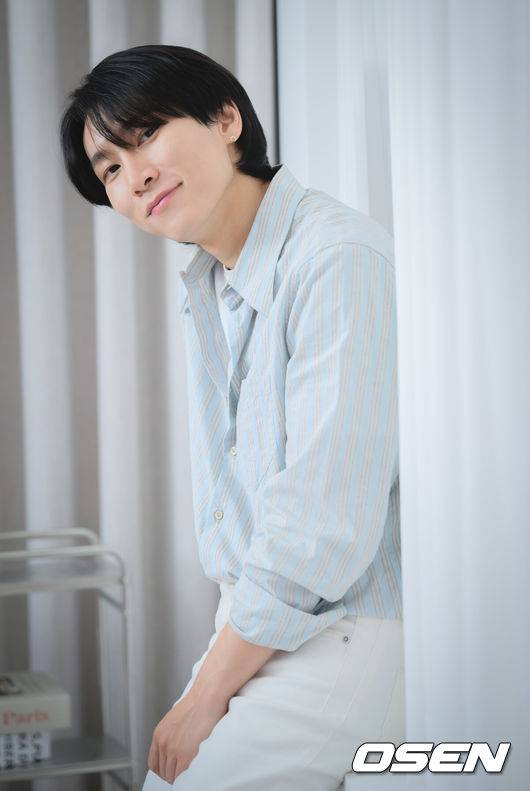 [OSEN=조은정 기자]비투비(BTOB) 서은광과 이민혁의 유닛 구공탄(90TAN)이 첫 번째 싱글 '탕탕탕(TANG TANG TANG)'을 발매하고 글로벌 팬들 곁에 화려한 귀환을 알렸다.'탕탕탕'은 록 사운드에 힙합 감성과 펑크 리듬을 가미한 하이브리드 곡이다.서은광이 포즈를 취하고 있다. /cej@osen.co.kr