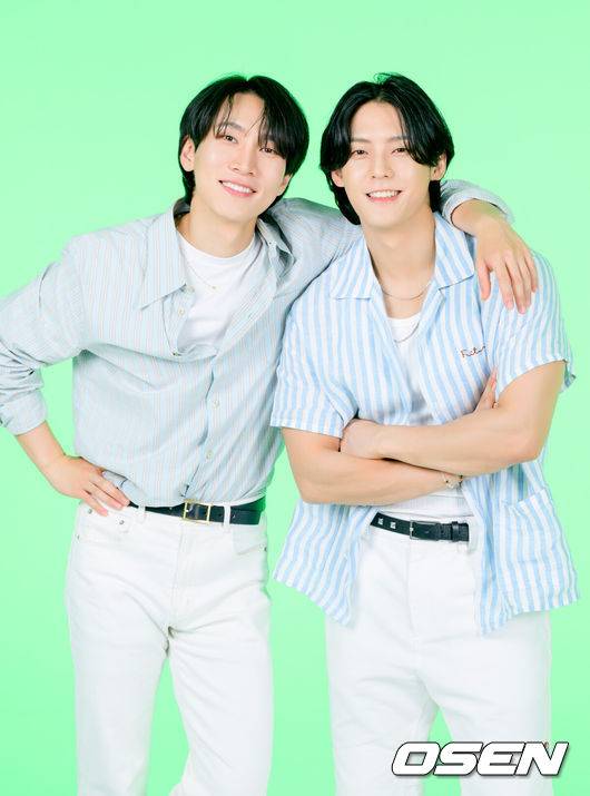 [OSEN=이대선 기자] 비투비(BTOB) 서은광과 이민혁의 유닛 구공탄(90TAN)이 첫 번째 싱글 '탕탕탕(TANG TANG TANG)'을 발매하고 글로벌 팬들 곁에 화려한 귀환을 알렸다.'탕탕탕'은 록 사운드에 힙합 감성과 펑크 리듬을 가미한 하이브리드 곡이다.서은광과 이민혁이 포즈를 취하고 있다. /sunday@osen.co.kr