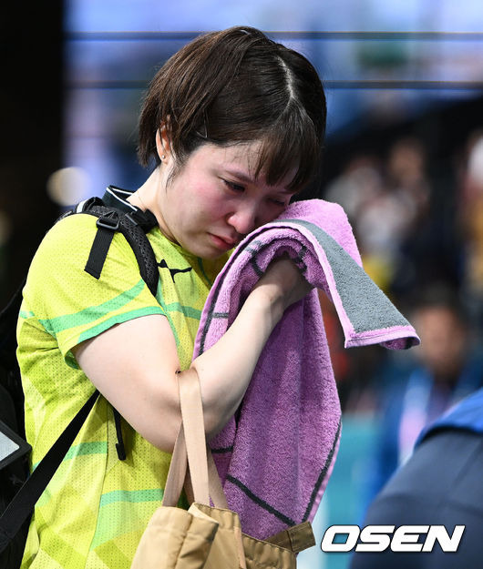 [OSEN=파리(프랑스), 최규한 기자] 1일 (한국시간) 프랑스 파리 사우스 파리 아레나 4에서 ‘2024 파리올림픽’ 탁구 여자 단식 8강 한국 신유빈과 일본 히라노 미우의 경기가 열렸다. 신유빈은 히라노를 상대로 7게임까지 가는 접전 끝에 4-3으로 이겼다. 신유빈은 3게임까지 가져오며 상승세를 이어갔다. 하지만 히라노의 기세도 만만치 않았다. 4게임부터 3게임 연속 상대를 압도했다. 7게임 들어 손에 땀을 쥐게 하는 접전 끝에 마지막에 웃었다. 일본 히라노 미우가 경기를 마친 뒤 울먹이고 있다. 2024.08.01 / dreamer@osen.co.kr