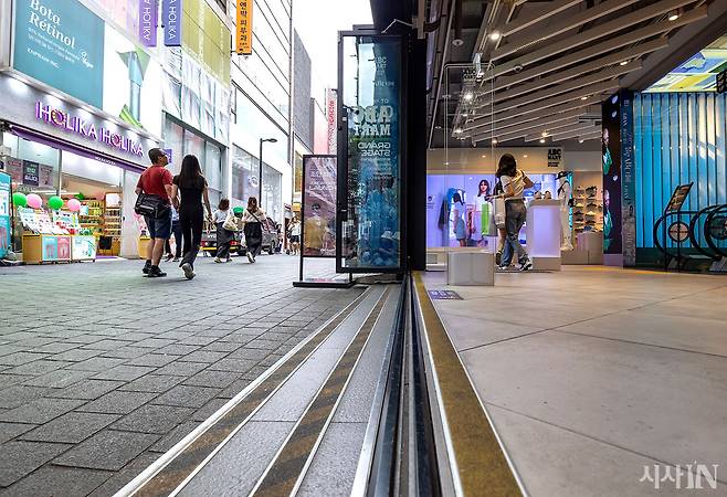 7월15일 서울 명동의 상점들이 에어컨을 켠 채 문을 활짝 열어놓고 영업하고 있다. ⓒ시사IN 박미소