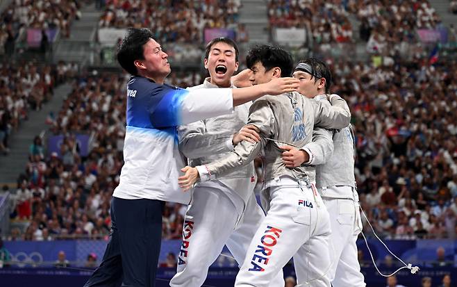 한국이 31일(현지시간) 프랑스 파리 그랑팔레에서 열린 2024 파리 올림픽 펜싱 남자 사브르 단체전에서 금메달을 차지했다. 2024.7.31. 파리=올림픽사진공동취재단