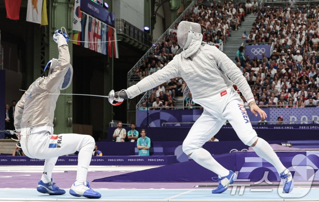 대한민국 펜싱 대표팀 오상욱이 31일(한국시간) 프랑스 파리 그랑 팔레에서 열린 2024 파리올림픽 펜싱 남자 사브르 단체 4강 경기에서 프랑스와 맞대결을 펼치고 있다. 오상욱이 마지막 공격을 성공시키는 순간. /사진=뉴스1