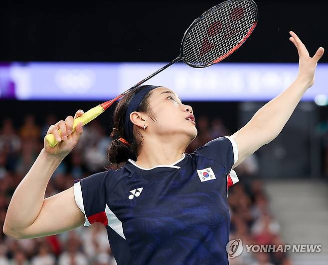 안세영은 1일(한국시간) 프랑스 파리에 위치한 포르트 드 라샤펠 아레나에서 열린 2024 파리 올림픽 배드민턴 여자 단식 조별 예선 2차전에서 프랑스의 치쉐페이를 상대로 2-0(21-5 21-7) 승리를 거둬 8강 진출에 성공했다. 이날 안세영은 1게임을 13분 안에 끝냈고 2게임도 16분 만에 마치며 30분도 안 돼 조별 예선 2차전을 승리했다. 파리 올림픽 강력한 금메달 후보인 세계랭킹 1위 안세영의 8강전은 오는 3일에 열리며 야마구치 아카네(일본)와 수판디아 카테송(태국) 간의 16강전 승자를 상대한다. 연합뉴스