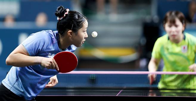 한국 여자 탁구의 간판 신유빈이 프랑스 파리의 사우스 파리 아레나4에서 열린 2024 파리 올림픽 탁구 여자 단식 8강전에서 세계랭킹 13위 일본의 히라노 미우를 게임 스코어 4-1로 꺾고 준결승에 진출했다. 이번 대회 혼합복식 동메달에 이어 개인전에서도 메달 획득을 노려볼 수 있게 됐다. 한국 여자 탁구는 2004 아테네 올림픽 이후 2008 베이징, 2012 런던, 2016 리우데자네이루, 2020 도쿄 대회 단식에서 메달을 수확하지 못했다. 사진 연합뉴스