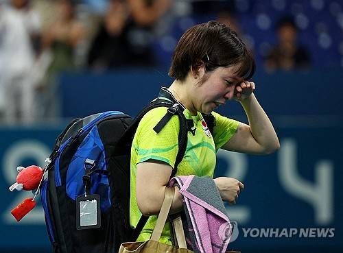 일본 탁구 국가대표 히라노 미우(24, 세계랭킹 13위)가 1일(현지시간) 프랑스 파리의 사우스 파리 아레나4에서 열린 2024 파리 올림픽 탁구 여자 단식 8강전에서 한국의 신유빈(20, 세계랭킹 8위)에게 게임 스코어 3-4로 석패했다. 1~3게임을 신유빈에 뺏긴 뒤 4~6게임을 따내고 승부를 7게임까지 끌고가는데 성공했지만 마지막 순간 웃지 못하고 탈락의 아픔을 맛봤다. 사진 연합뉴스