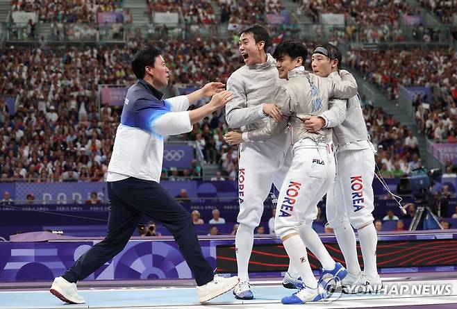 한국 펜싱 남자 사브르, 결승 진출 (파리=연합뉴스) 신준희 기자 = 31일(현지시간) 프랑스 파리 그랑 팔레에서 열린 2024 파리올림픽 펜싱 남자 사브르 단체 준결승에서 한국 박상원(오른쪽부터), 구본길, 도경동이 승리한 뒤 코치와 함께 환호하고 있다. 2024.7.31 hama@yna.co.kr