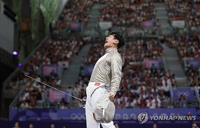 구본길, '결승간다' (파리=연합뉴스) 신준희 기자 = 31일(현지시간) 프랑스 파리 그랑 팔레에서 열린 2024 파리올림픽 펜싱 남자 사브르 단체 준결승에서 한국 오상욱이 프랑스 세바스티앵 파트리스를 상대로 득점한 뒤 환호하고 있다. 2024.7.31 hama@yna.co.kr