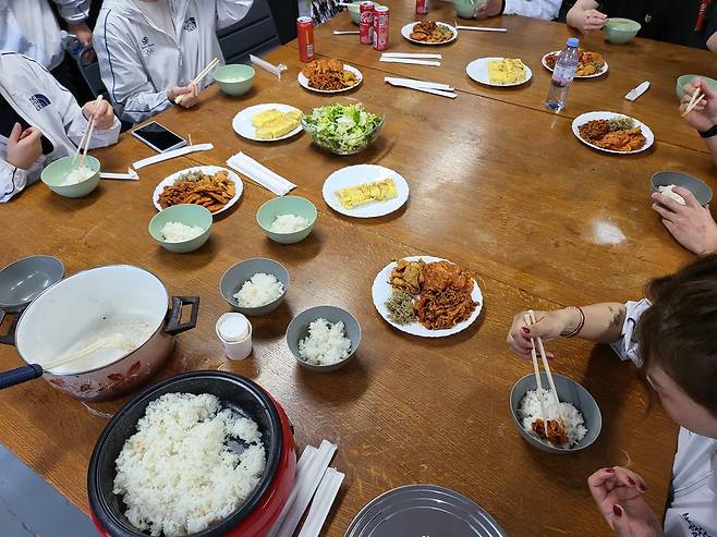 한식으로 식사하는 사격 대표팀 [대한체육회 제공. 재판매 및 DB 금지]