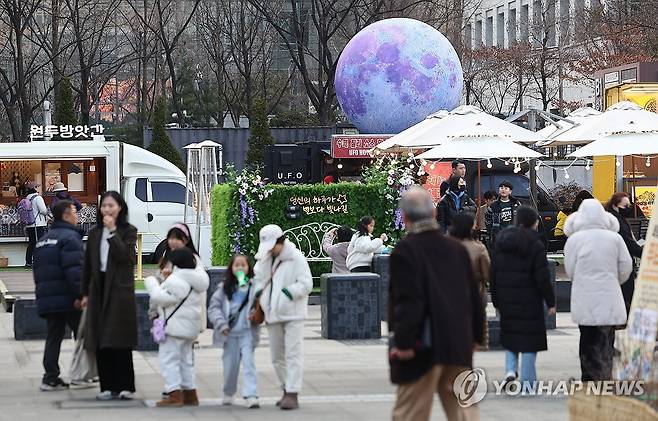 따뜻한 오후, 야외로 나온 시민들 (서울=연합뉴스) 류영석 기자 = 포근한 날씨를 보이는 13일 오후 서울 광화문광장 세종로공원에서 시민들이 푸드트럭 앞을 지나고 있다. 2024.2.13 ondol@yna.co.kr