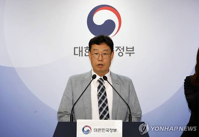여름철 감염병 발생 동향 및 대응현황 브리핑 (서울=연합뉴스) 최재구 기자 =질병관리청 홍정익 감염병정책국장이 1일 서울 종로구 정부서울청사에서 여름철 감염병 발생 동향 및 대응 현황 브리핑을 하고 있다. 2024.8.1 jjaeck9@yna.co.kr
