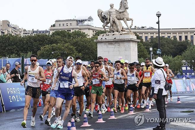 파리올림픽 남자 경보20Km (파리=연합뉴스) 임화영 기자 = 2024 파리올림픽 육상 경보 남자 20km에 출전한 각국 선수들이 1일(현지시간) 프랑스 파리 에펠탑과 트로카데로에 마련된 경보 경기장에서 힘찬 레이스를 펼치고 있다. 
     이 경기에는 한국의 최병광이 출전했다. 2024.8.1 hwayoung7@yna.co.kr