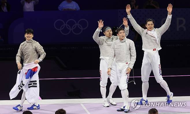 한국 펜싱, 올림픽 3연패 달성했습니다 (파리=연합뉴스) 임화영 기자 = 올림픽 3연패를 이룬 펜싱 사브르 남자단체 한국 대표팀 구본길(왼쪽부터), 도경동, 박상원, 오상욱이 31일(현지시간) 프랑스 파리 그랑 팔레에서 열린 2024 파리올림픽 펜싱 남자 사브르 단체 헝가리와의 결승에서 승리한 뒤 기뻐하고 있다. 2024.8.1 hwayoung7@yna.co.kr