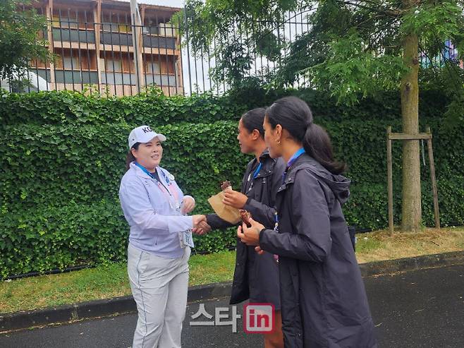 IOC 선수위원 선거 유세 도중 박인비 후보(왼쪽)를 알아본 파리올림픽 참가 선수들과 반갑게 인사하고 있다. (사진=현지관계자)