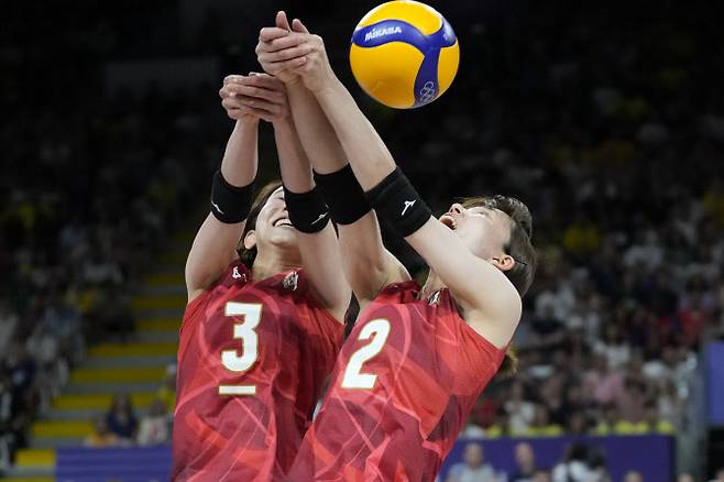 일본 여자배구 대표팀의 고가 사리나(왼쪽)와 하야시 코토나가 공을 받으려다 서로 부딪히고 있다. 사진=AP PHOTO