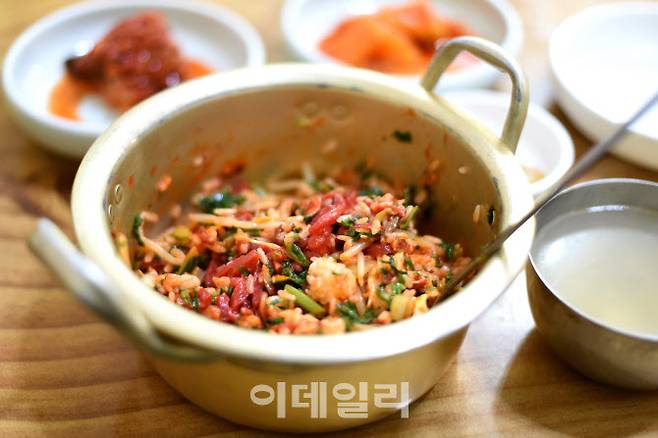 유기 그릇에도 양은냄비에도 모두 어울리는 것이 바로 비빔밥이다. 권위 앞에서도 묵묵히 조화를 지켜온 우리의 전통음식인 까닭이다.