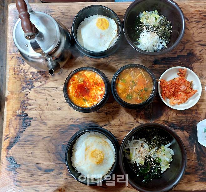 굳이 ‘비빔’이라 붙이지 않고 돌솥밥이라 내줘도 결국 비벼먹게 된다. 비빔밥은 한국인의 주요 식습관 중 하나다. 부산돌솥밥집