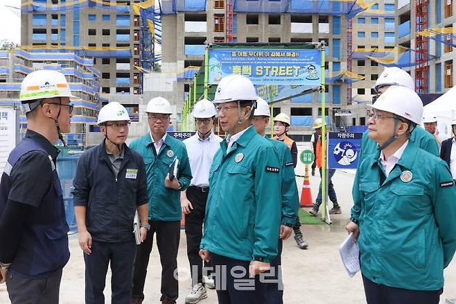 박상우 국토교통부 장관이 지난 1일 경기도 성남시 성남복정1 공공주택 사업 현장을 방문해 현장 관계자들과 안전관리 현황을 점검하고 있다. (사진=국토교통부)