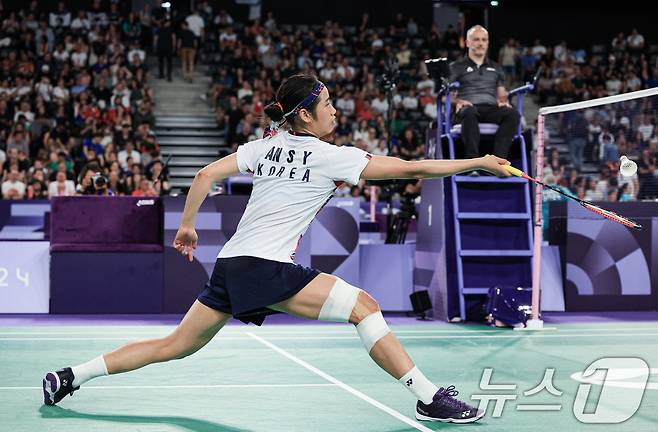 대한민국 배드민턴 대표팀 안세영 선수가 28일 오후(한국시간) 프랑스 파리 라 샤펠 아레나에서 열린 2024 파리올림픽 배드민턴 여자 단식 조별예선에서 불가리아의 칼로야나 날반토바 선수와 맞대결을 펼치고 있다. 2024.7.28/뉴스1 ⓒ News1 박정호 기자