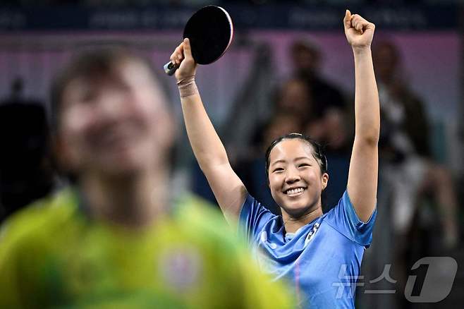 신유빈이 1일 오후(한국시간) 열린 2024 파리 올림픽 탁구 여자 단식 8강에서 승리하며 20년 만에 한국 탁구 단식 4강 진출을 달성했다. ⓒ AFP=뉴스1