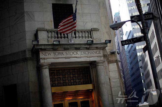 FILE PHOTO: The New York Stock Exchange is seen February 9, 2011. REUTERS/Eric Thayer/File Photo ⓒ 로이터=뉴스1