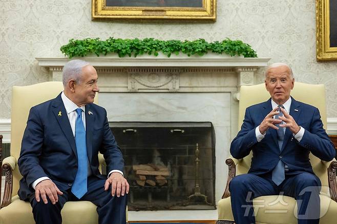 조 바이든 미국 대통령이 지난 25일(현지시간) 미국 워싱턴DC 백악관 오벌 오피스에서 베냐민 네타냐후 이스라엘 총리와 만나고 있다. 2024.07.25. ⓒ AFP=뉴스1 ⓒ News1 김종훈 기자