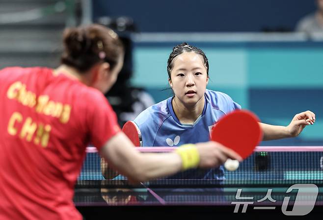 대한민국 탁구 대표팀 신유빈 선수가 2일 오후(한국시간) 프랑스 파리 사우스 파리 아레나 4에서 열린 '2024 파리올림픽' 탁구 여자 단식 준결승 중국 첸멍 선수와 맞대결을 펼치고 있다. 2024.8.2/뉴스1 ⓒ News1 이동해 기자