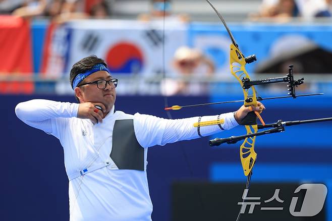 대한민국 양궁 대표팀 김우진 선수가 2일 오후(한국시간) 프랑스 파리 앵발리드에서 진행된 파리올림픽 양궁 혼성 단체 8강 이탈리아의 키아라 레발리아티, 마우로 네스폴리 조와의 경기에서 활시위를 당기고 있다. 2024.8.2/뉴스1ⓒ News1 박정호 기자