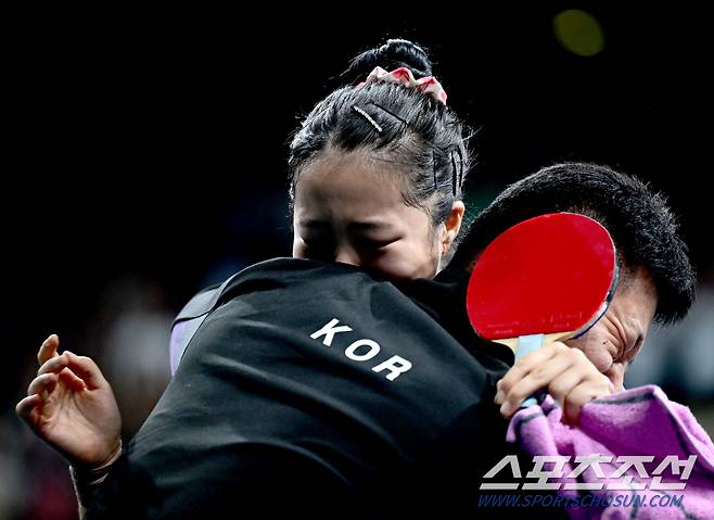 탁구 국가대표 신유빈이 1일(한국 시간) 프랑스 사우스 파리 아레나4에서 열린 2024 파리올림픽 탁구 여자 단식 8강에서 일본의 히라노 미우(세계 13위)에 풀게임 접전 끝에 게임 스코어 4대3으로 승리 뒤 오광헌 감독과 포옹하며 눈물을 흘리고 있다. 파리(프랑스)=정재근 기자 cjg@sportschosun.com/2024.8.1/