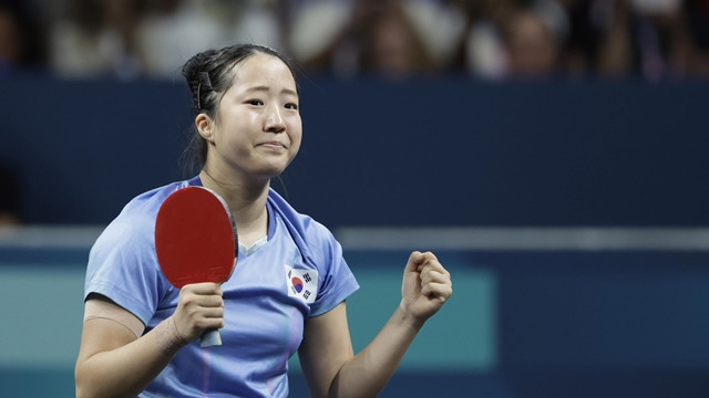 한국 여자 탁구 간판 신유빈(20)의 2024 파리올림픽 여자 단식 준결승이 시작됐다. 사진은 신유빈이 1일(현지시간) 프랑스 파리 사우스 파리 아레나5에서 열린 2024 파리 올림픽 탁구 여자 단식 8강전 일본 히라노 미우와의 경기에서 풀세트 접전 끝에 승리하며 준결승 진출을 확정한 뒤 기뻐하고 있다. /파리=뉴시스