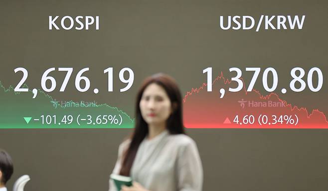 2일 오후 서울 중구 하나은행 딜링룸에서 직원이 업무를 보고 있다. /연합뉴스