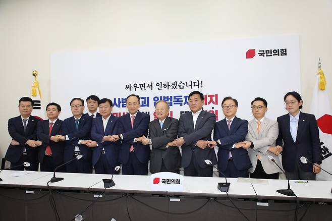 7월29일 경총, 대한상의, 한국경제인협회, 무역협회, 중소기업중앙회, 중견기업연합회 등 경제6단체가 국회에서 추경호 국민의힘 원내대표와 긴급 간담회를 갖고, 노동조합법 개정안에 반대하는 경제계 의견을 전달한 뒤 손을 맞잡고 있다. 경총 제공