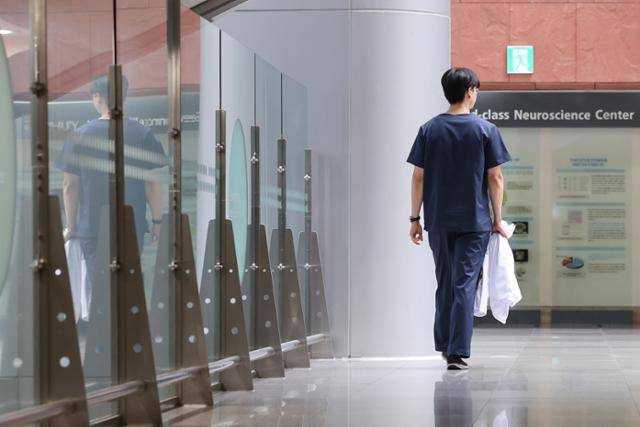 의정 갈등이 6개월째 이어지고 있는 2일 오전 서울의 한 대학병원 병동 복도에서 의료 관계자가 걸음을 옮기고 있다. 연합뉴스