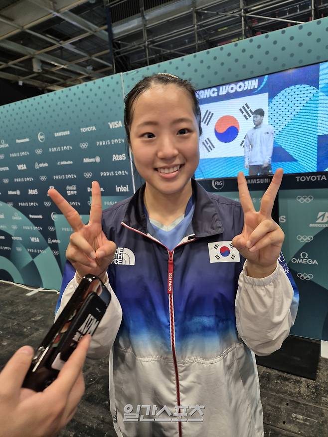 경기 종료 후 취재진과 만나 인터뷰에 응한 신유빈. 파리(프랑스)=차승윤 기자 chasy99@edaily.co.kr