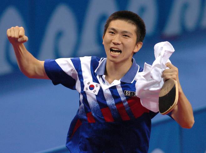 2004년 8월 23일 오후(현지시간) 아테네 갈라치 스타디움에서 남자 탁구 개인전 결승 한국-중국의 경기. 한국 유승민 금메달 결정되는 순간 기뻐하고 있다. 올림픽사진공동취재단