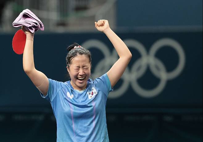 <yonhap photo-8276=""> 신유빈, 일본 히라노 미우 꺾고 4강 진출 (파리=연합뉴스) 김인철 기자 = 신유빈이 1일(현지시간) 프랑스 파리 사우스 파리 아레나에서 열린 2024 파리올림픽 탁구 여자 단식 8강 일본 히라노 미우와의 대결에서 승리한 뒤 기뻐하고 있다. 2024.8.1 yatoya@yna.co.kr/2024-08-01 20:35:26/ <저작권자 ⓒ 1980-2024 ㈜연합뉴스. 무단 전재 재배포 금지, AI 학습 및 활용 금지></yonhap>