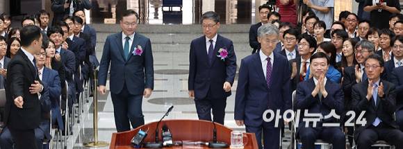 조희대 대법원장(가운데)과 노경필·박영재 신임 대법관이 2일 서울 서초구 대법원에서 열린 대법관 취임식에 입장하고 있다. [사진=사진공동취재단]