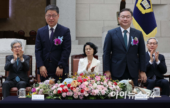 노경필·박영재 신임 대법관(앞줄 왼쪽부터)이 2일 서울 서초구 대법원에서 열린 대법관 취임식을 마친 후 참석자들에게 인사하고 있다. [사진=사진공동취재단]