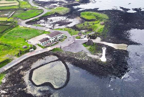우도 북쪽 해안에서 발견한 ‘하트 원담’. 원담은 돌을 쌓아 만든 그물이다.