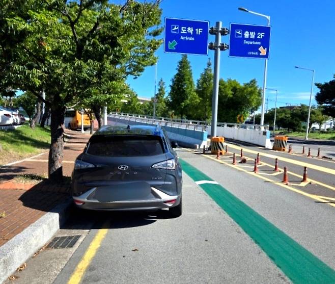 부산 김해공항 1층 도착장 진입로 회전구간에 무단주차된 차량. 사진 김해공항
