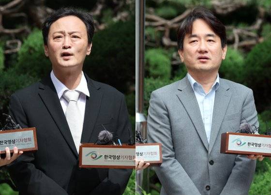 대규모 판매 대금 미정산 사태를 야기한 류광진 티몬 대표이사(왼쪽)와 류화현 위메프 대표이사가 2일 서울 서초구 서울회생법원에서 열린 기업 회생 개시 여부를 결정하기 위한 대표자 심문에 출석하며 취재진의 질의에 답변하고 있다.  법원은 이날 두 대표에게 회생을 신청한 경위와 자산·부채 현황 등을 물을 것으로 예상된다. 뉴스1